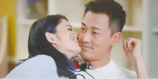 沙发靠电暖炉太近被引燃导致大火，三名儿童被困屋内情况危急，消防员冲进火场紧张救援